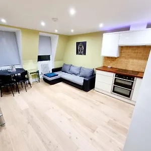 stylish-london-apartment-with-terrace-parking.brighton-hotels-england.com/